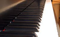 Der Förderverein Seniorenzentrum Oferdingen e.V. finanziert ein regelmäßiges Stimmen des Klaviers