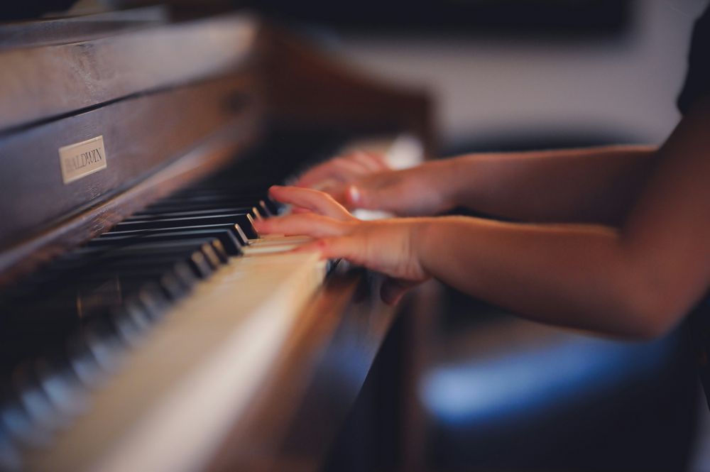 Der Förderverein Seniorenzentrum Oferdingen finanziert das Stimmen des Klaviers